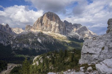 Dolomitlerdeki Tofana kalabalığının görüntüsü.
