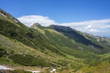 Giewont bulutların arkasında silueti zirve yaptı. Batı Tatra Dağları.