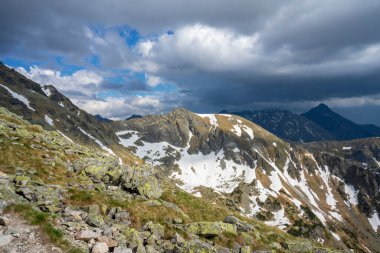 Walentkowy Wierch gün ışığında. Slovak Tatra Dağları.