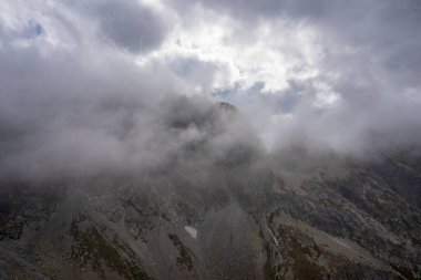 Orla Perc yüksek dağ yolu bulutların altında. Yüksek Tatras.