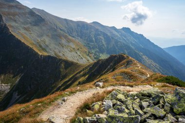 Batı Tatras 'taki Jarzabczy Wierch' deki dağ sırtı patikasından manzara.