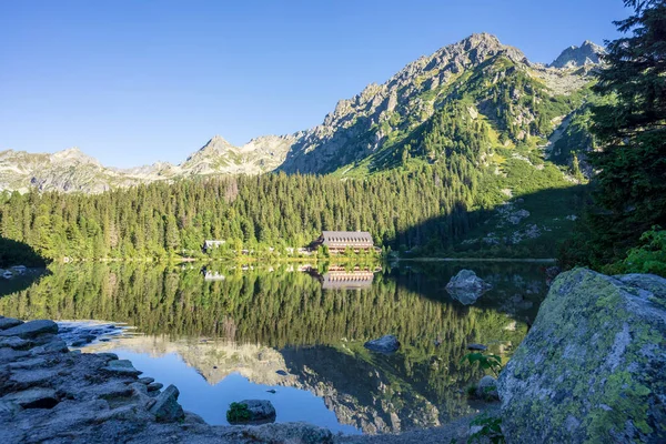 Slovakya 'daki Popradske savunmasının sabah görüntüsü. Tatra Dağları.