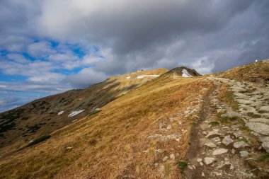 Kasprowy Wierch 'in tepesi gün ışığında. Tatry..