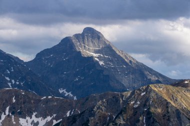Slovak Lisesi Tatralarındaki Krywan zirvesinin silueti.