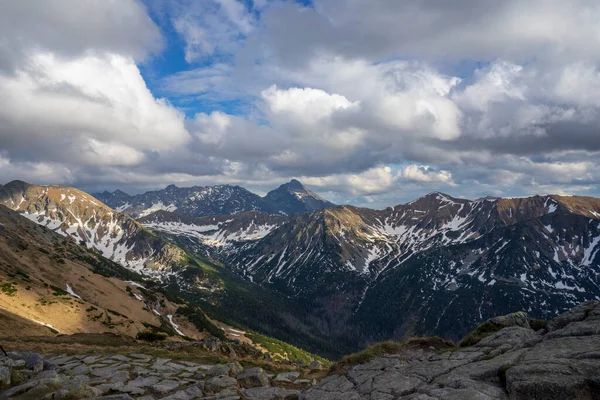 Slovak Tatralarının Öğleden Sonra Kasprowy Tepesine Kadar Uzanan Dağ Patikasının — Stok fotoğraf