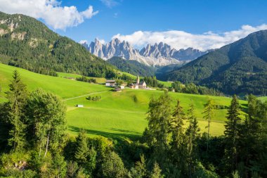 Santa Maddalena köyünün güzel, resimli manzarası. Dolomitler. İtalya.