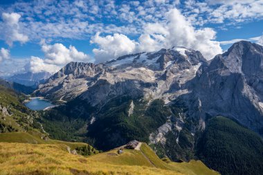 Marmolada 'nın büyük kaya duvarları..