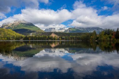 Strbske Pleso güzel dağ gölü Sonbaharda Slovakya 'da.