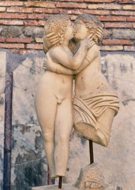 Günbatımı ışıklarıyla aydınlatılan Aşk Tanrısı ve Ruh 'un güzel heykeli mermere oyulmuş gerçek aşkın romantik tutkusunu ünlü bir öpücükle gösteriyor. Ostia Antica, Roma İtalya 'nın Arkeolojik kazısında eş anlamlı domus' ta yer almaktadır.