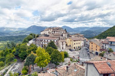 Peri masalı antik köyünün yüksek açılı manzarası dağların ve ormanın ıssız bölgelerinde kaybolmuş fantastik bulutlu gökyüzü ve İtalya 'nın Valle Fredda köyündeki kırsal kesimde dramatik bir ışık..