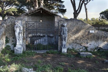 İtalya 'nın Roma kentindeki Ostia Antika arkeolojik kazılarında antik kalıntılarla çevrili Attis ya da Attideum Tapınağı.