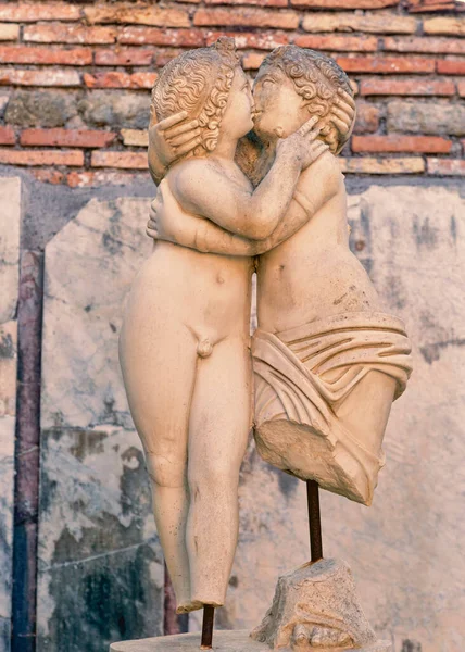 조명을 큐피드와 사이코의 아름다운 동상은 대리석 키스와 사랑의 낭만적 조각되어 — 스톡 사진