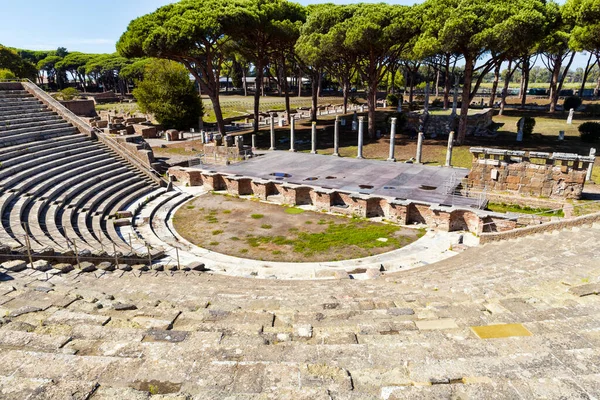 Ostia Antica antik Roma tiyatrosunun yüksek açılı manzarası çok iyi korunmuş kazı alanları ve antik Roma 'nın geçmişine dalmak için çok uygun bir yer.