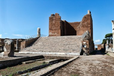 Antik ve iyi korunmuş Roma harabesi Capitolium tapınağı Capitoline tanrıları Jupiter Juno ve Minerva 'ya ithaf edilmiş Roma' daki Ostia Antica 'nın arkeolojik kazısında