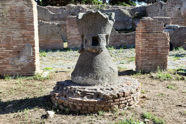 Pedra Moinho Para Trigo Roma Antiga Nas Ruínas Molini Escavação — Fotografia de Stock