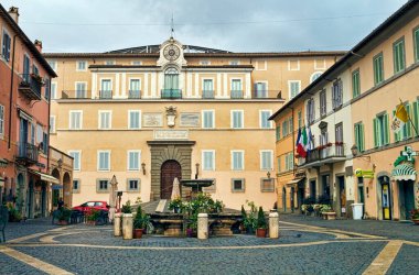 Castel Gandolfo, İtalya - 5 Eylül 2021: Castel Gandolfo antik şehir merkezindeki güzel ve tarihi Özgürlük Meydanı, yazlık papalık konutu olarak kullanılan ünlü saray cephesi 