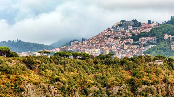 Rocca di Papa 'nın antik kentinin genel görünümü Roma Kaleleri Bölgesel Parkı, Roma İtalya' nın doğal ve manzara bağlamında ve konumunda tünemiştir.