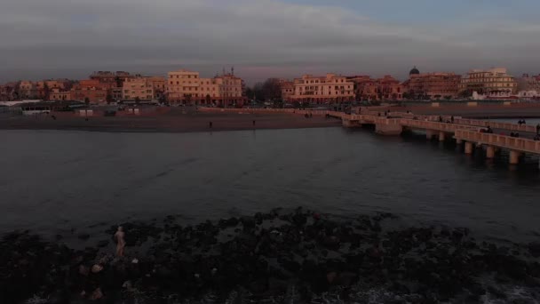Fantastic Aerial View Sunset Rome Beach Cliff Neptune Statue City — Stock video
