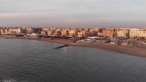 Drohne Nähert Sich Dem Strand Von Rom Eine Schöne Stadtsilhouette — Stockvideo