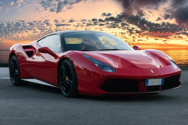 Roma, İtalya - 24 Haziran 2018: Lüks model spor araba Ferrari 488 GTB manzaralı günbatımı arka planı. Ferrari 488, 2015 yılından bu yana üretilen İtalyan spor otomobil.