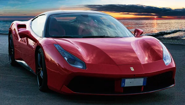 Roma, İtalya - 24 Haziran 2018: Lüks model spor araba Ferrari 488 GTB manzaralı günbatımı arka planında yer almaktadır. Ferrari 488, 2015 yılından bu yana üretilen İtalyan spor otomobil.