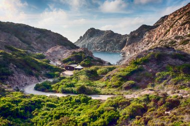 Yaban koyundaki panoramik manzara yüksek uçurumlar ve tipik Akdeniz bitki örtüsü ve mavi deniz