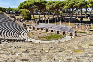 Ostia Antica antik Roma tiyatrosu çok iyi korunmuş bir kazı alanı ve antik Roma 'nın geçmişine dalmak için çok anlamlı bir yer.