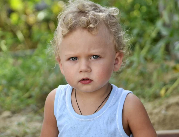 Vacker Pojke Med Barn Ansikte Poserar Fotograf För Färgfoto Cadre — Stockfoto