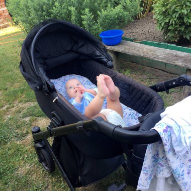 Renkli fotoğraf için poz veren çocuk yüzlü güzel bir oğlan. Cadre, çocuk görünümlü bir erkek bebekten, beyaz bir yüz ifadesinden oluşuyor. Sağlıklı erkek bebek, çocuk yüzü. İyi bir atış için rahatlıyor..