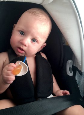 Renkli fotoğraf için poz veren çocuk yüzlü güzel bir oğlan. Cadre, çocuk görünümlü bir erkek bebekten, beyaz bir yüz ifadesinden oluşuyor. Sağlıklı erkek bebek, çocuk yüzü. İyi bir atış için rahatlıyor..