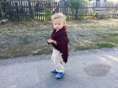 Renkli fotoğraf için poz veren çocuk yüzlü güzel bir oğlan. Cadre, çocuk görünümlü bir erkek bebekten, beyaz bir yüz ifadesinden oluşuyor. Sağlıklı erkek bebek, çocuk yüzü. İyi bir atış için rahatlıyor..