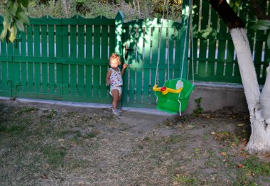 Renkli fotoğraf için poz veren çocuk yüzlü güzel bir oğlan. Cadre, çocuk görünümlü bir erkek bebekten, beyaz bir yüz ifadesinden oluşuyor. Sağlıklı erkek bebek, çocuk yüzü. İyi bir atış için rahatlıyor..