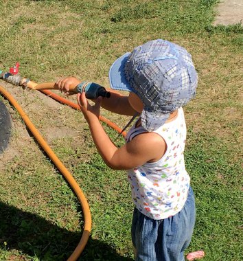 Renkli fotoğraf için poz veren çocuk yüzlü güzel bir oğlan. Cadre, çocuk görünümlü bir erkek bebekten, beyaz bir yüz ifadesinden oluşuyor. Sağlıklı erkek bebek, çocuk yüzü. İyi bir atış için rahatlıyor..