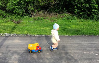 Renkli fotoğraf için poz veren çocuk yüzlü güzel bir oğlan. Cadre, çocuk görünümlü bir erkek bebekten, beyaz bir yüz ifadesinden oluşuyor. Sağlıklı erkek bebek, çocuk yüzü. İyi bir atış için rahatlıyor..
