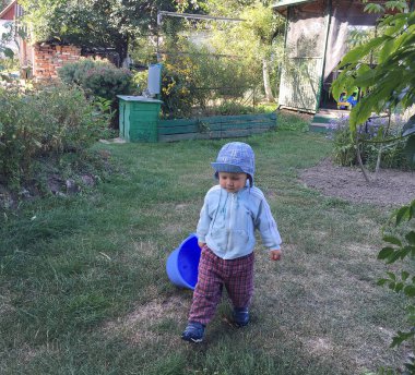 Renkli fotoğraf için poz veren çocuk yüzlü güzel bir oğlan. Cadre, çocuk görünümlü bir erkek bebekten, beyaz bir yüz ifadesinden oluşuyor. Sağlıklı erkek bebek, çocuk yüzü. İyi bir atış için rahatlıyor..