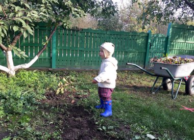 Renkli fotoğraf için poz veren çocuk yüzlü güzel bir oğlan. Cadre, çocuk görünümlü bir erkek bebekten, beyaz bir yüz ifadesinden oluşuyor. Sağlıklı erkek bebek, çocuk yüzü. İyi bir atış için rahatlıyor..
