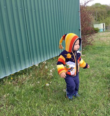 Renkli fotoğraf için poz veren çocuk yüzlü güzel bir oğlan. Cadre, çocuk görünümlü bir erkek bebekten, beyaz bir yüz ifadesinden oluşuyor. Sağlıklı erkek bebek, çocuk yüzü. İyi bir atış için rahatlıyor..