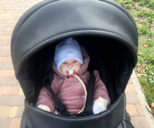 Mooie Baby Jongen Met Kind Gezicht Poseren Fotograaf Voor Kleurenfoto — Stockfoto