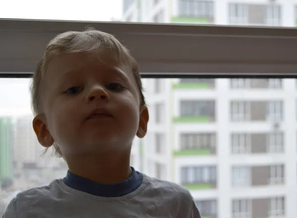 Vacker Pojke Med Barn Ansikte Poserar Fotograf Nära Fönstret För — Stockfoto