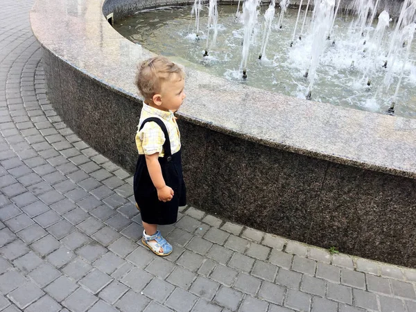 Piękny Chłopiec Twarzą Dziecka Pozowanie Fotograf Kolorowego Zdjęcia Kadr Składający — Zdjęcie stockowe