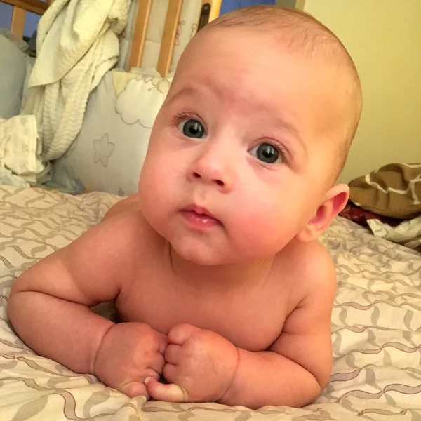 Hermoso Niño Con Cara Niño Posando Fotógrafo Para Foto Color —  Fotos de Stock