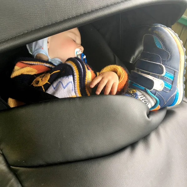 Spící Chlapeček Dětským Dudlíkem Pózující Fotograf Pro Barevnou Fotografii Cadre — Stock fotografie