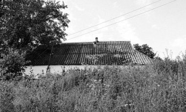 Doğal arka planda terk edilmiş güzel bir çiftlik evi, terk edilmiş eski bir çiftlik evi, gökyüzünün üzerinde terk edilmiş eski bir çiftlik evi.