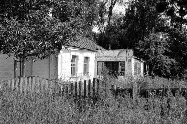 Doğal arka planda terk edilmiş güzel bir çiftlik evi, terk edilmiş eski bir çiftlik evi, gökyüzünün üzerinde terk edilmiş eski bir çiftlik evi.