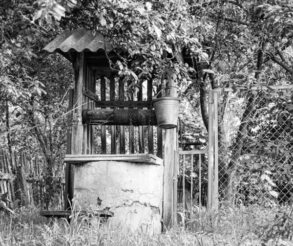Παλιό Πηγάδι Σιδερένιο Κουβά Μακρόστενη Σφυρηλατημένη Αλυσίδα Για Καθαρό Πόσιμο — Φωτογραφία Αρχείου