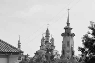 Hristiyan kilisesi, yüksek çan kulesinde ibadet için kesişiyor. Çan kulesinde haçı olan güzel bir kiliseden samimi bir duaya kadar fotoğraf çekiliyor. Çan kulesi üzerinde kilise duası açık gökyüzü üzerinde.