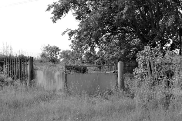 Portão Velho Bonito Casa Abandonada Vila Fundo Natural Fotografia Que — Fotografia de Stock