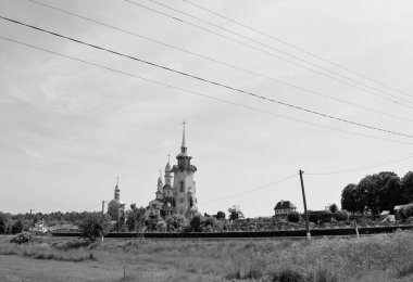 Hristiyan kilisesi, yüksek çan kulesinde ibadet için kesişiyor. Çan kulesinde haçı olan güzel bir kiliseden samimi bir duaya kadar fotoğraf çekiliyor. Çan kulesi üzerinde kilise duası açık gökyüzü üzerinde.