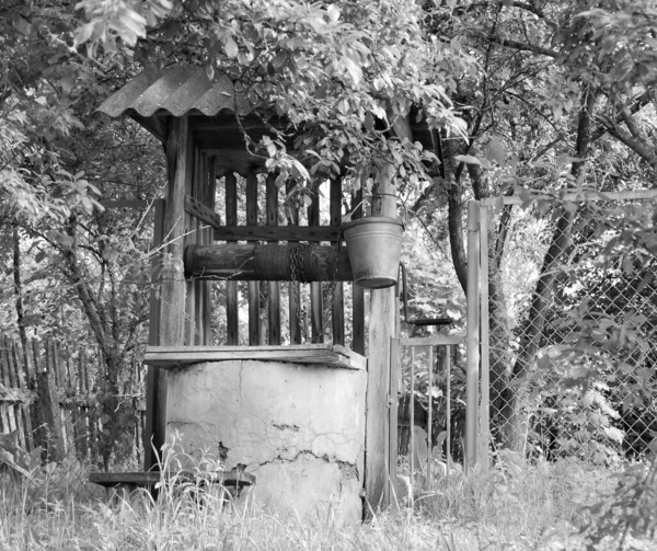 Old Well Iron Bucket Long Forged Chain Clean Drinking Water — Stockfoto