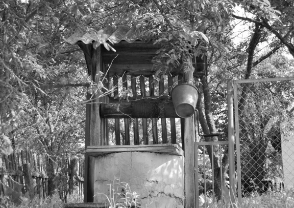 Old Well Iron Bucket Long Forged Chain Clean Drinking Water — Stock Photo, Image